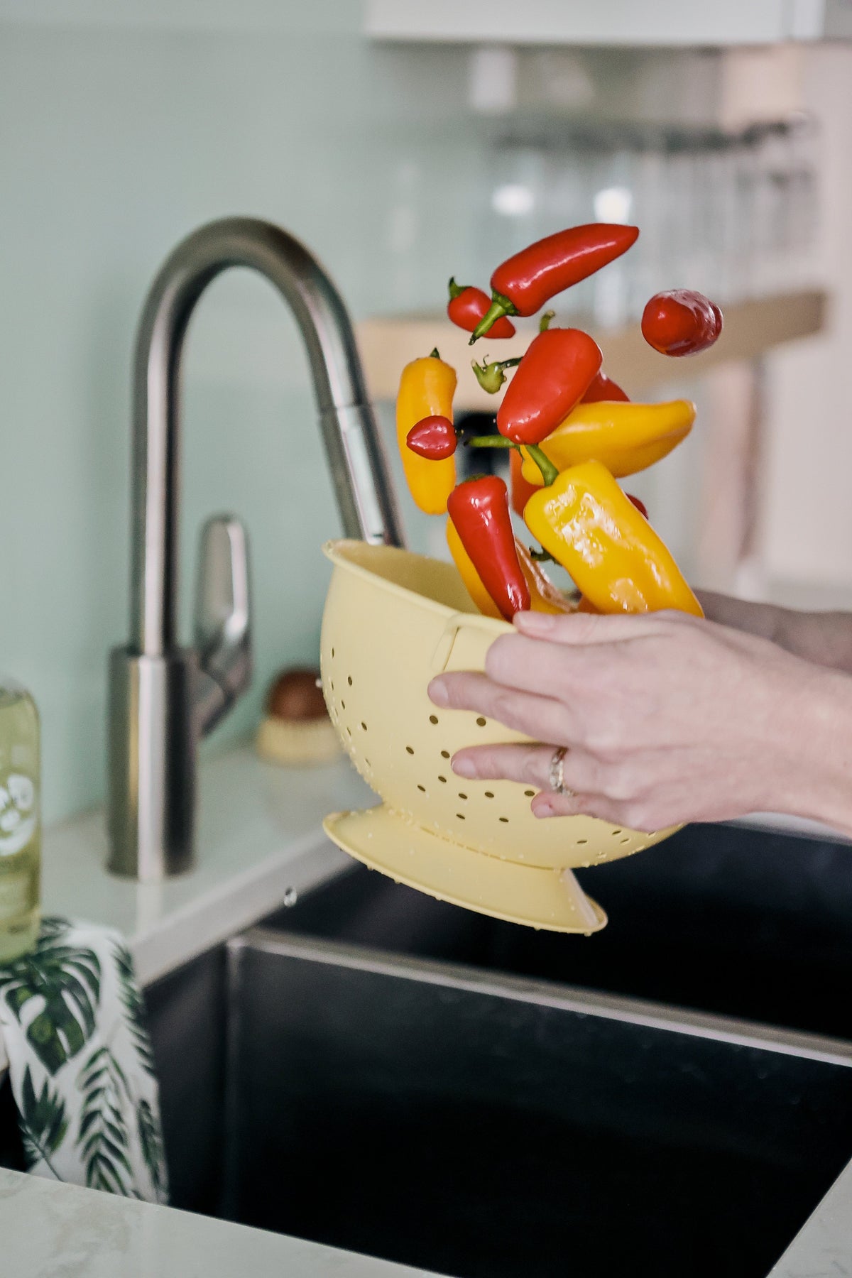 Colanders, Strainers & Salad Spinners – Pot & Pantry